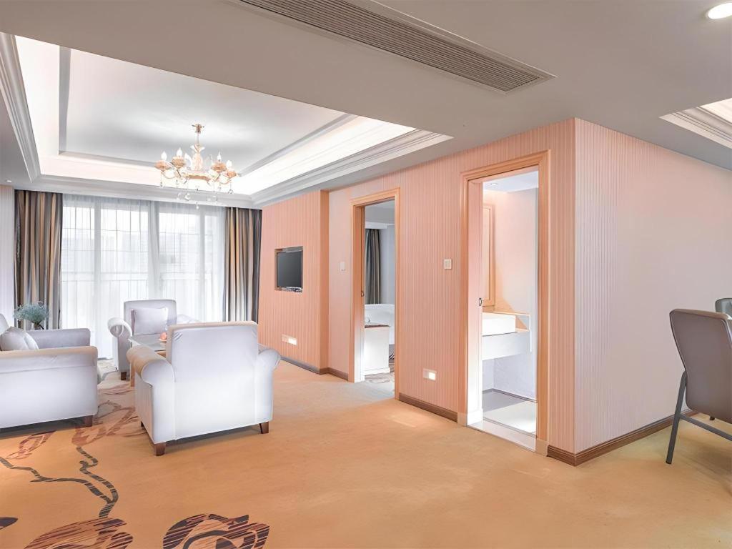 Vienna Classic Hotel Qingyuan Taihe Ancient Cave Scenic Area Екстериор снимка